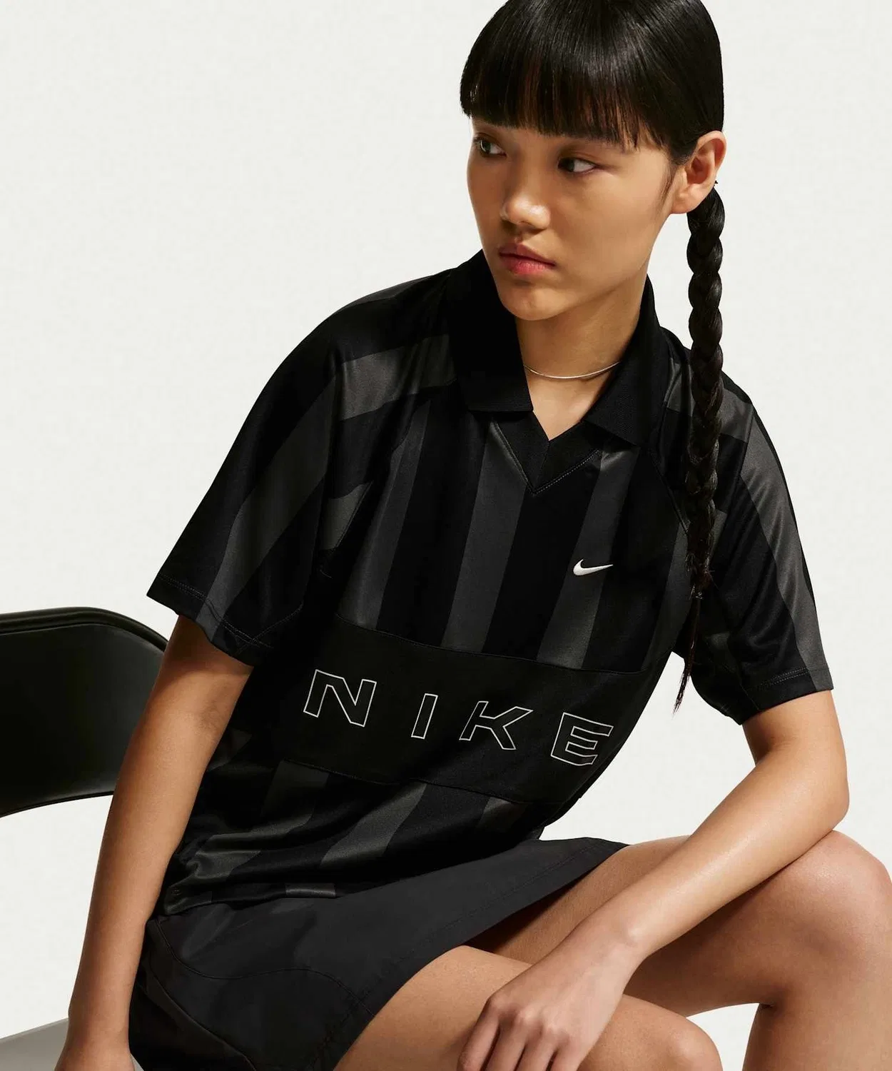 Женская футболка с V-образным вырезом и полосатым принтом Nike Sportswear, Black — фото 4