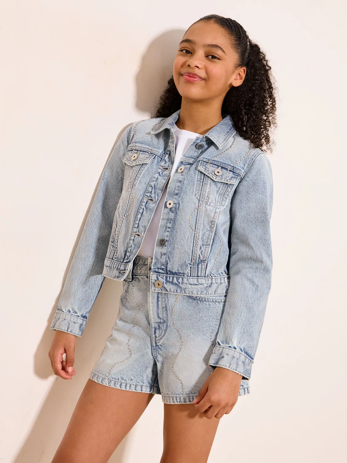 Джинсовая куртка Lipsy Light Wash Blue Embellished, синяя — фото 2