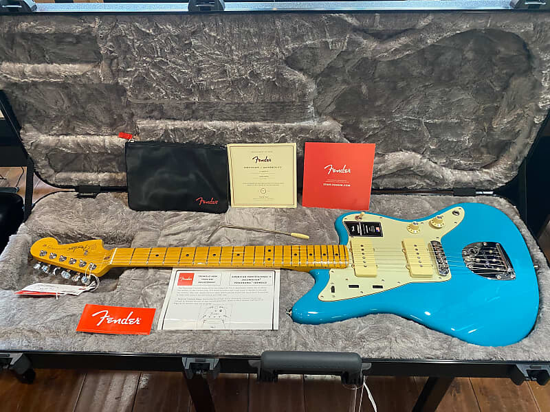 

Fender American Professional II Jazzmaster MN Miami Blue #US22102573 7 фунтов, 15,2 унции American Professional II Jazzmaster with Maple Fretboard