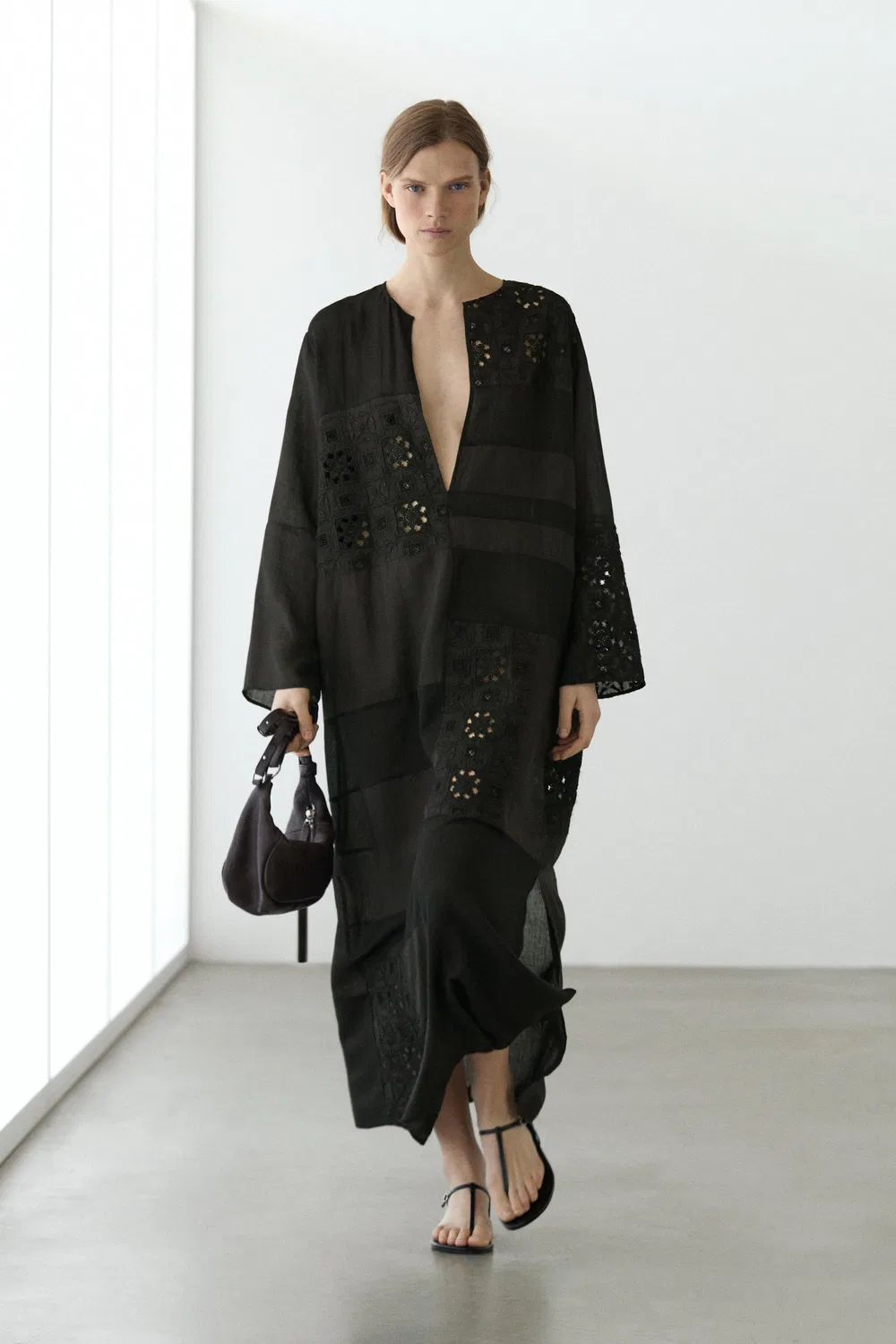 Платье-кафтан Massimo Dutti, струящееся и вышитое, черное