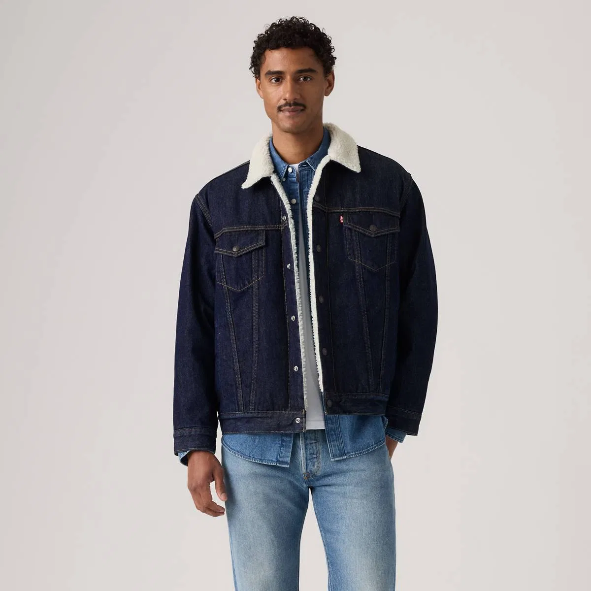 Свободная куртка-тракер из шерпы Levi's, Give It A Rinse Sherpa - Dark Wash — фото 3