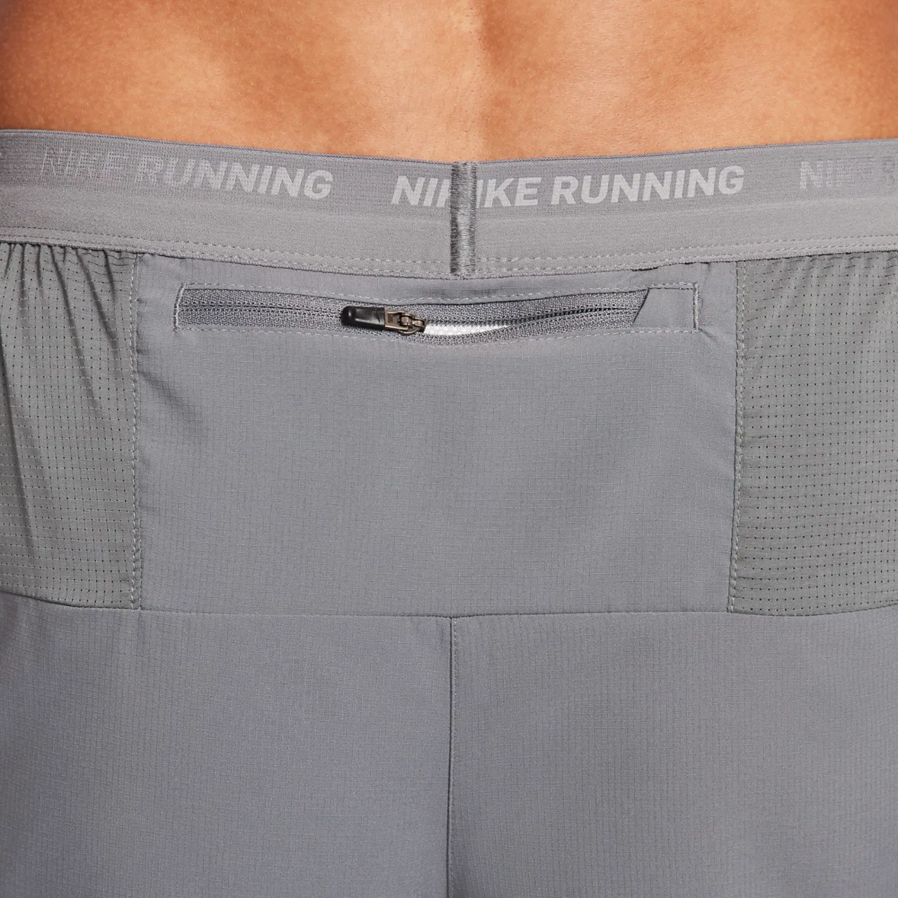 Мужские шорты для бега Dri-FIT STRIDE 2IN1 5IN Nike, цвет Smoke Grey/Dk Smoke Grey/Black — фото 4