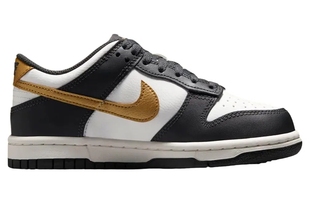 Детские кроссовки с принтом NIKE Dunk Low GS NIKE, Summit White/Anthracite/Metallic Gold — фото 2