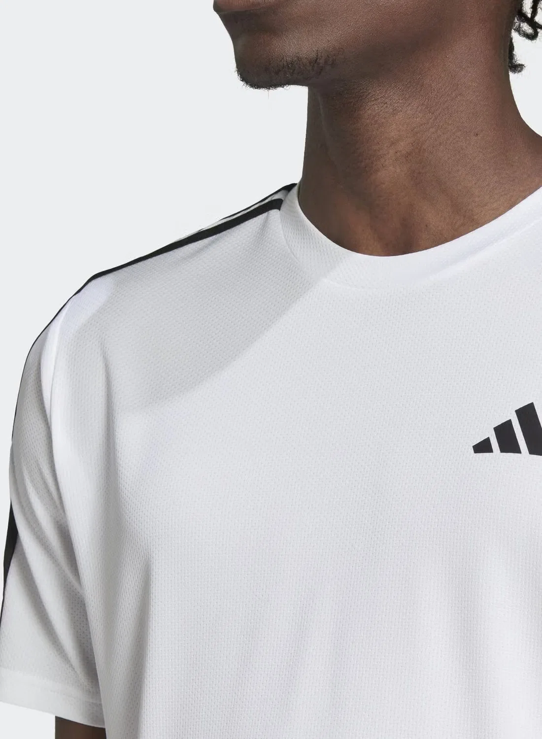Футболка тренировочная с принтом 3-Stripes Train Essential Adidas, белая — фото 3