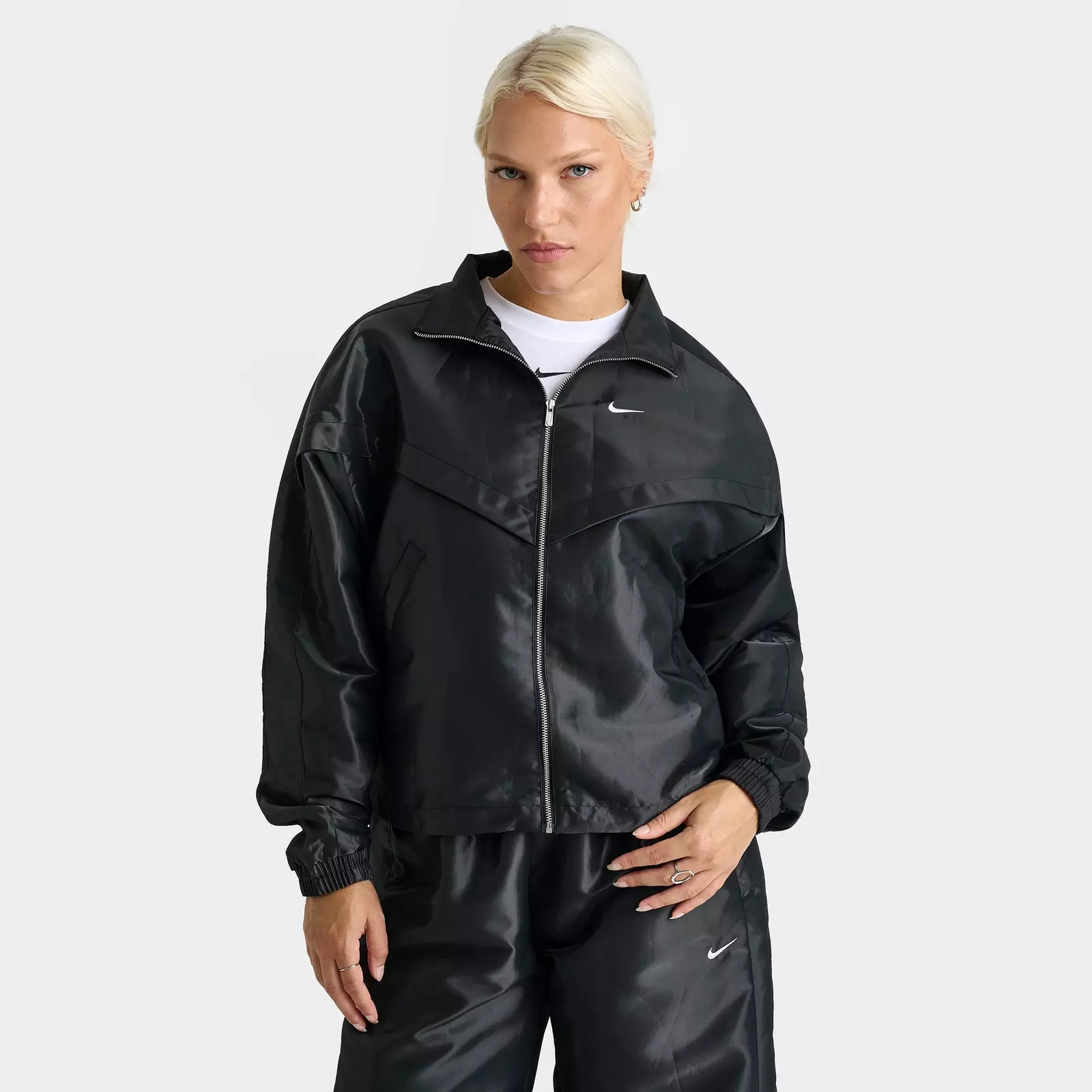 

Куртка Women's Nike Sportswear Windrunner Shine, черный