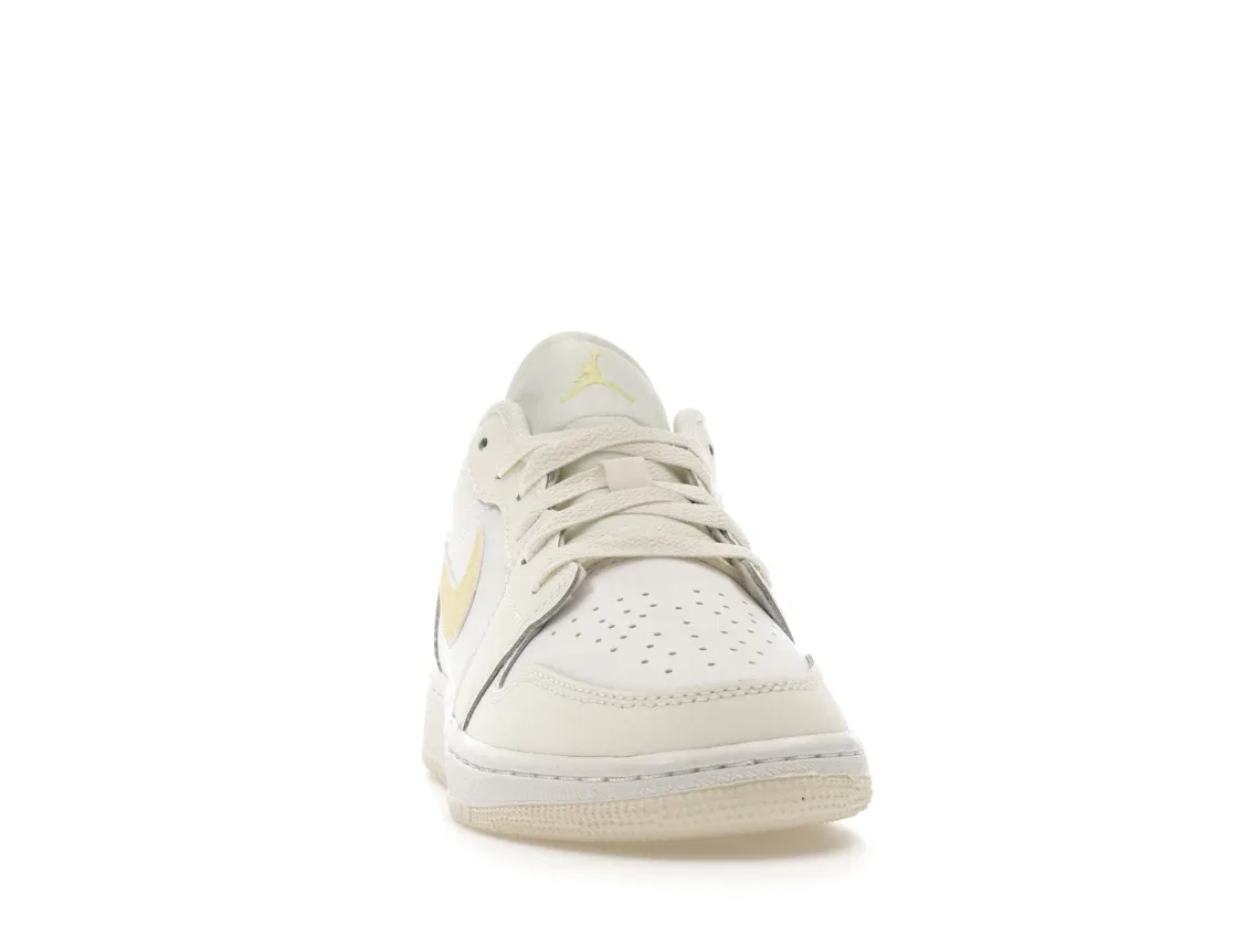 Детские кроссовки Lifestyle с длинным шнурком Jordan 1 Low Jordan, Sail/White/Laser Fuchsia/Light Laser Orange — фото 2