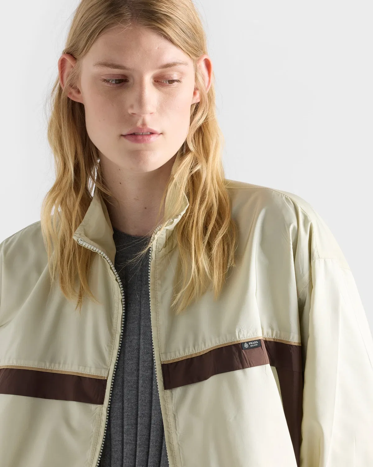 Легкая куртка из Re-Nylon с воротником-стойкой Prada, бежевый — фото 4