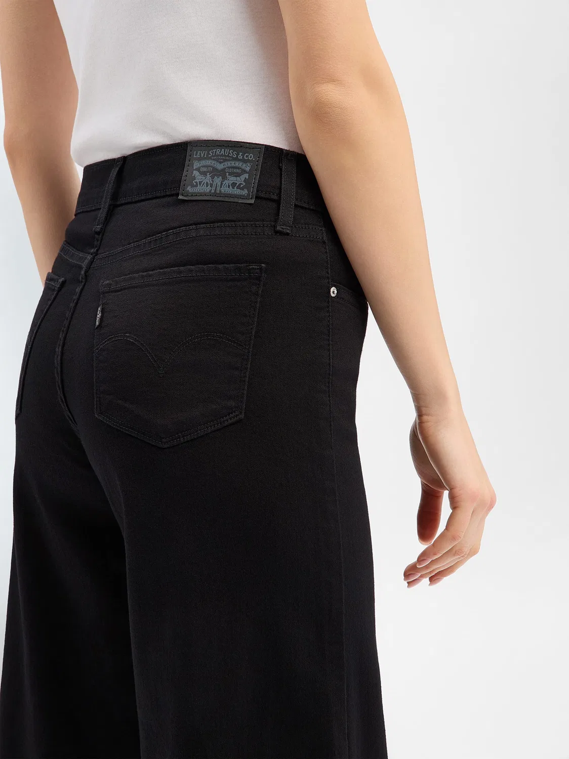Женские джинсы широкие Levi's 318 Shaping Wide Leg, Black — фото 3