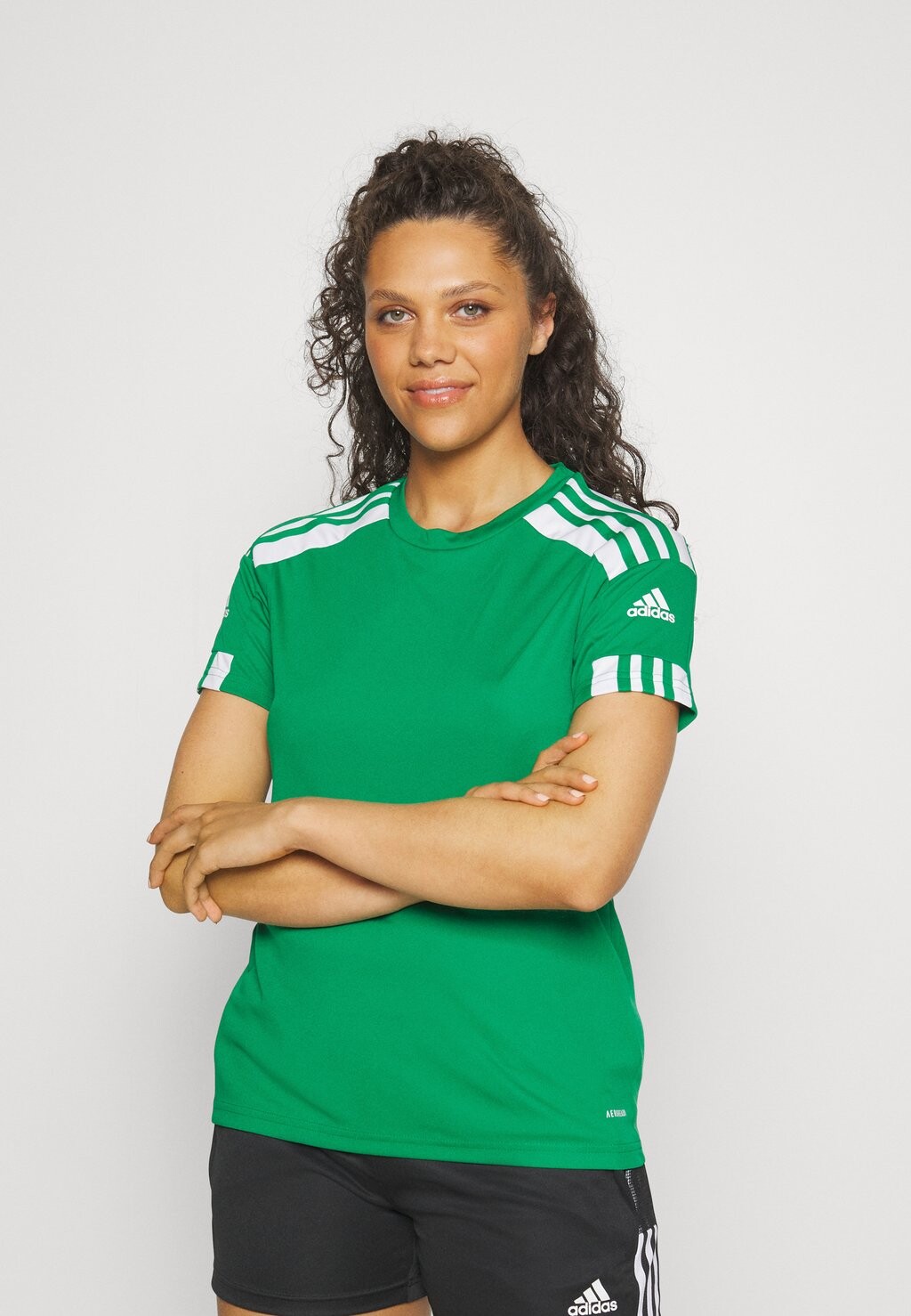 

Спортивная футболка Adidas с лампасами на рукавах, зеленый, Коричневый, Спортивная футболка Adidas с лампасами на рукавах, зеленый