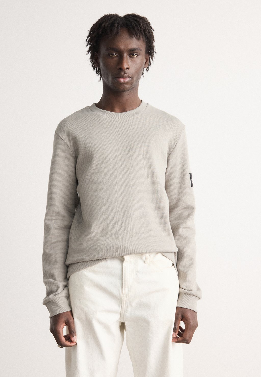 

Топ с длинными рукавами BADGE TEE Calvin Klein Jeans, светло-серый