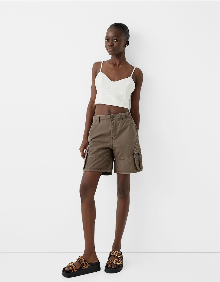 

Шорты-Бермуды карго с лямками Bershka, хаки