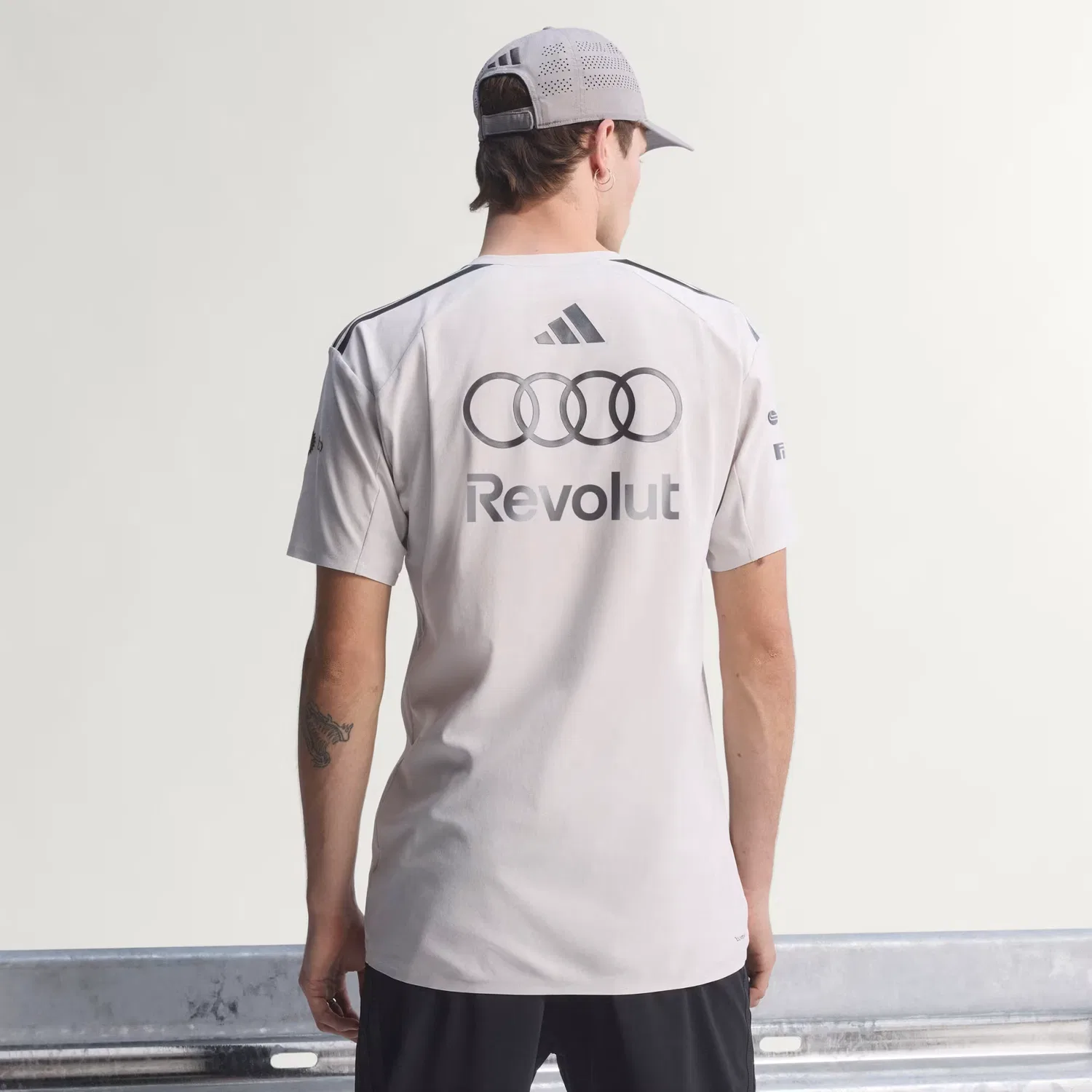 Мужское поло с коротким рукавом Audi Revolut F1 Team Engineers & Marketing Adidas Performance, Chalk Pearl/Iron Metallic — фото 2