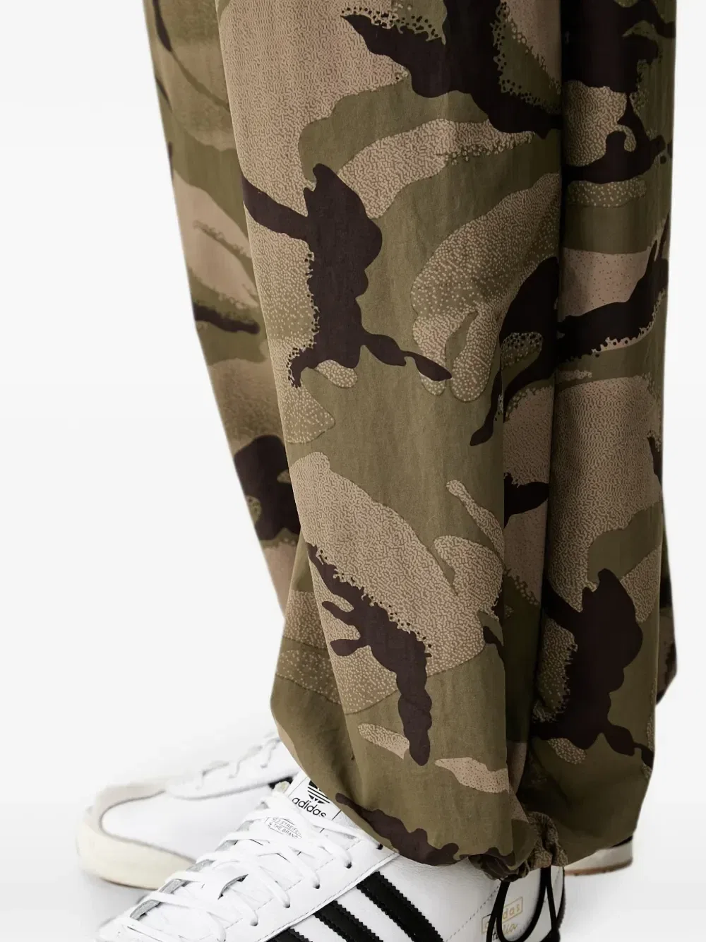Брюки-карго из тканого материала adidas Seasonal Essentials с камуфляжным принтом, зеленый — фото 4