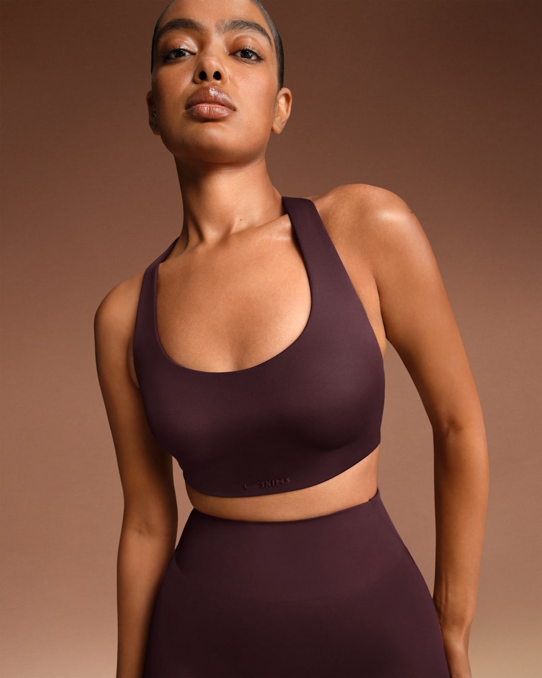 

Топ NikeSKIMS Shine Women's Racerback, смородиновый