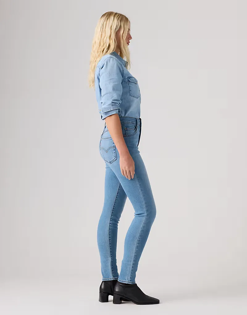Джинсы Levi's 721 с высокой посадкой и зауженными штанинами, светло-голубые — фото 4