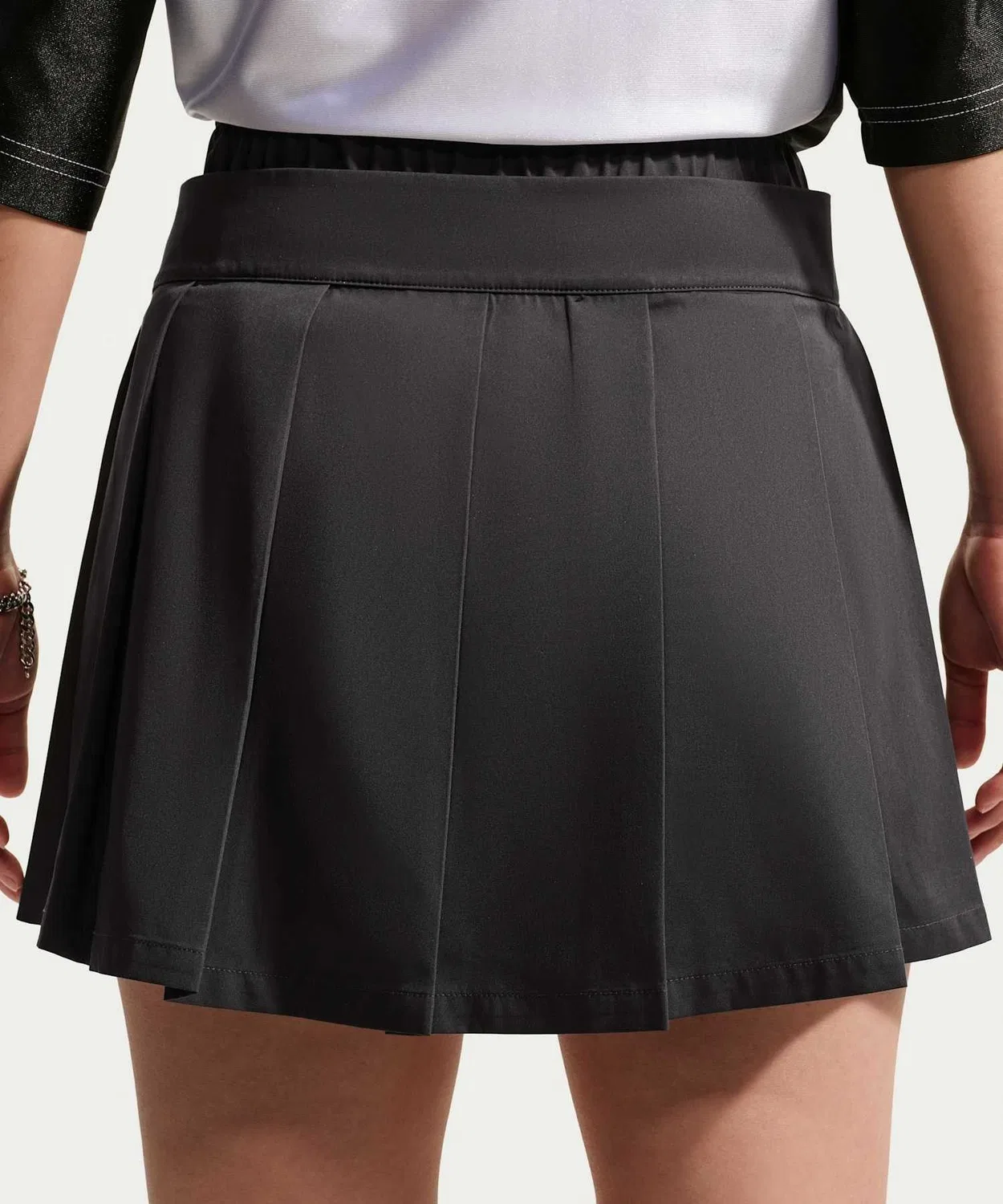 Женская мини-юбка плиссированная с логотипом Nike Sportswear, черная — фото 4
