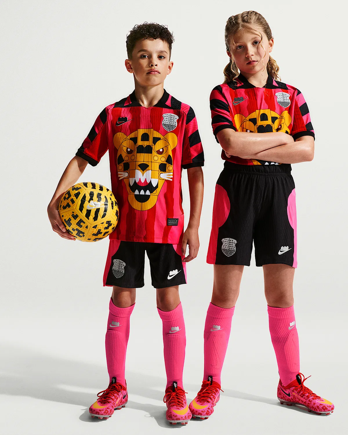 Детские футбольные шорты Aero-FIT Nike x LEGO® Collection, Black/Hyper Pink/Hyper Pink