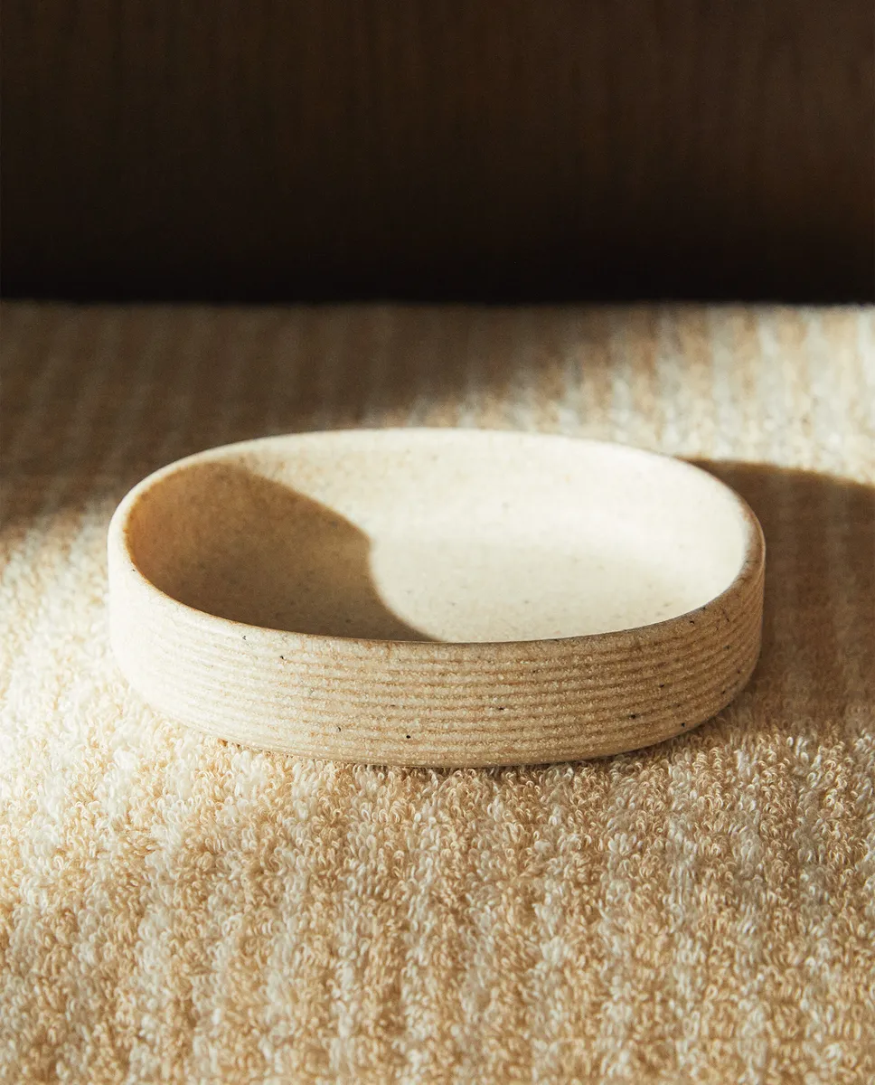 

Полосатая мыльница для ванной из смолы Zara Home, бежевый