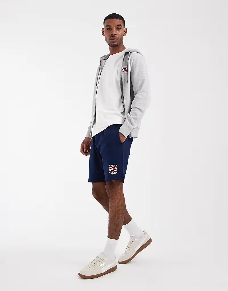 свободные трикотажные шорты Tommy Hilfiger с логотипом в виде флага, темно-синий — фото 2