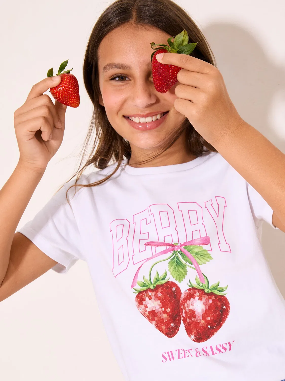 Футболка с графическим принтом Lipsy White Berry, белая — фото 4