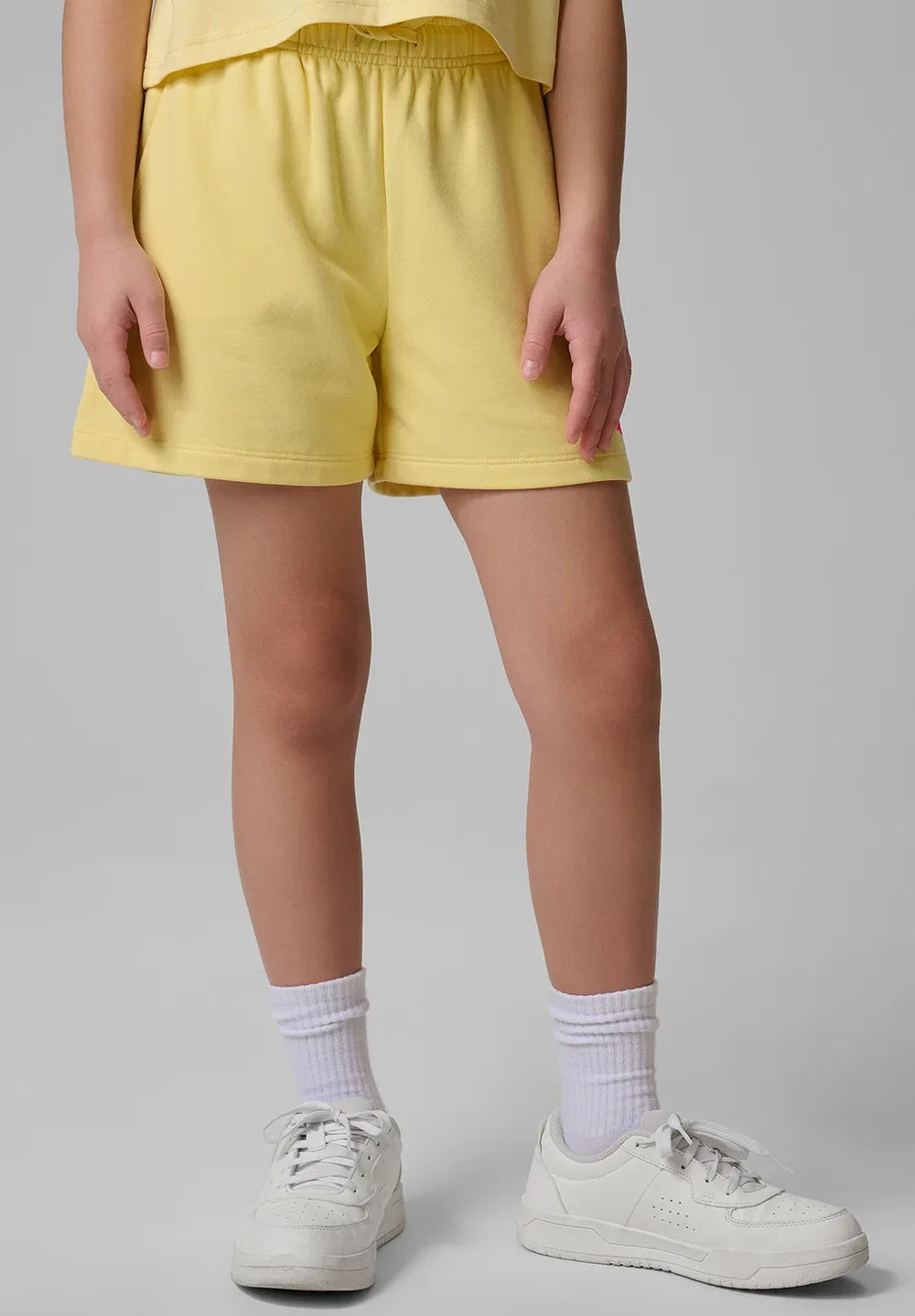 Spodenki dresowe dziewczęce - białe 140 (9-10 лат) - спортивные шорты 4F, Yellow — фото 2
