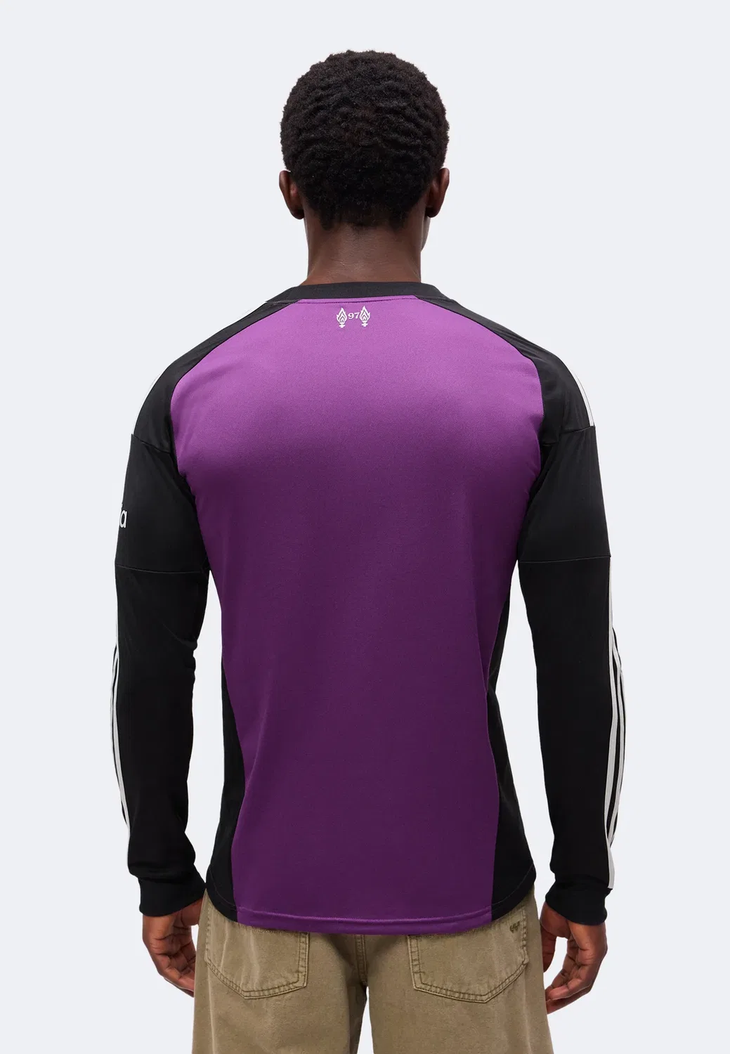 Вратарь «Ливерпуля» в гостевом матче 26/27 - клубная форма Adidas Originals, Tribe Purple/Black — фото 3