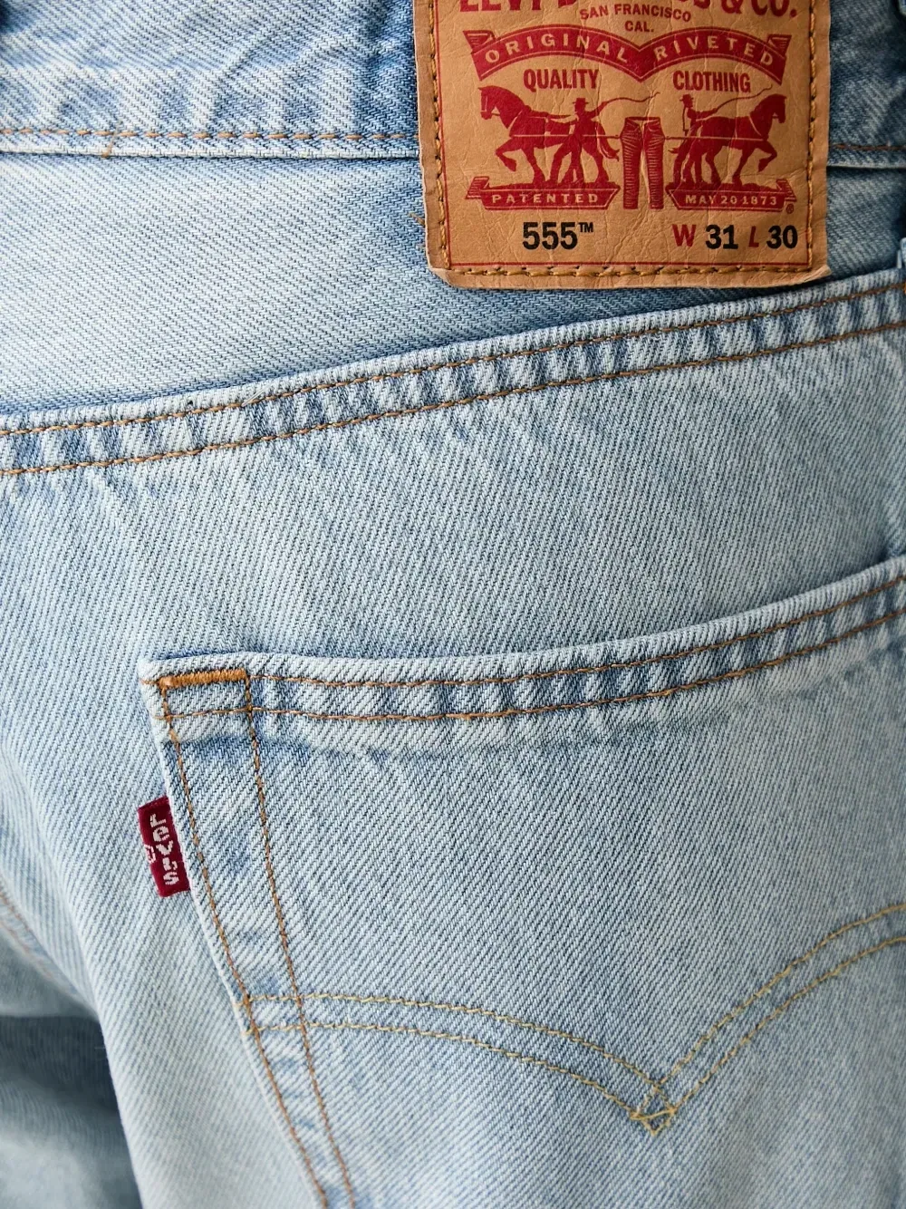 Джинсы Levi's 555 с нашивкой-логотипом, синий — фото 4
