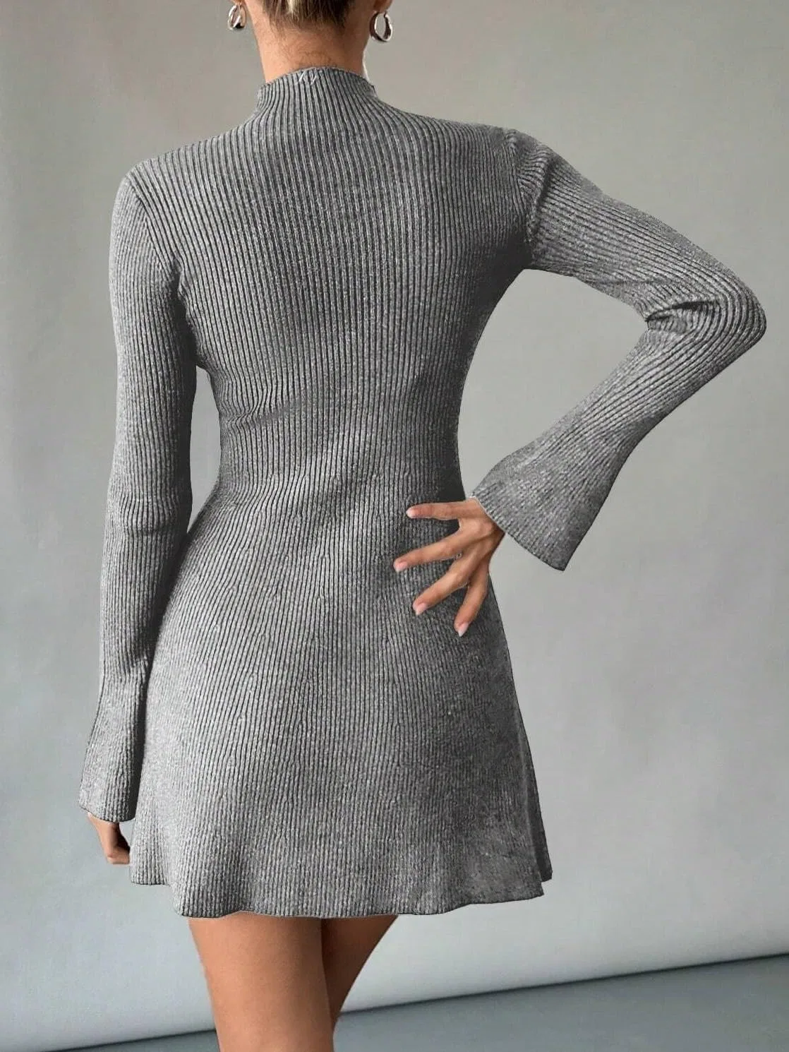 Женское мини-платье свитерное расклешенное с высоким воротником, Gray — фото 3