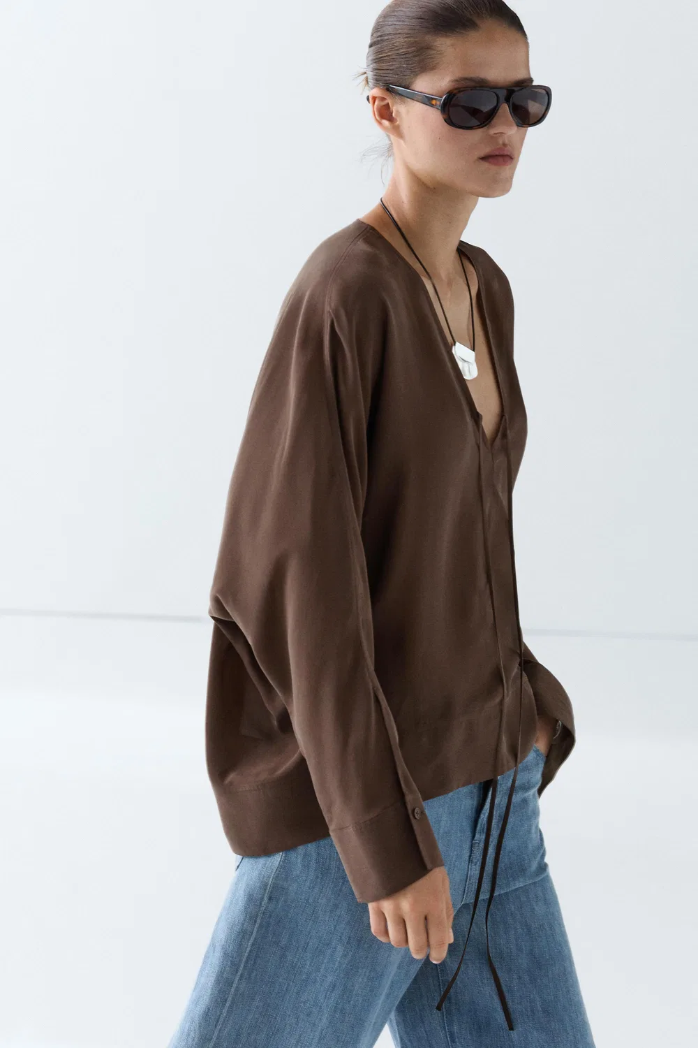 Блузка Massimo Dutti, свободная, с V-образным вырезом и завязками, коричневый — фото 4