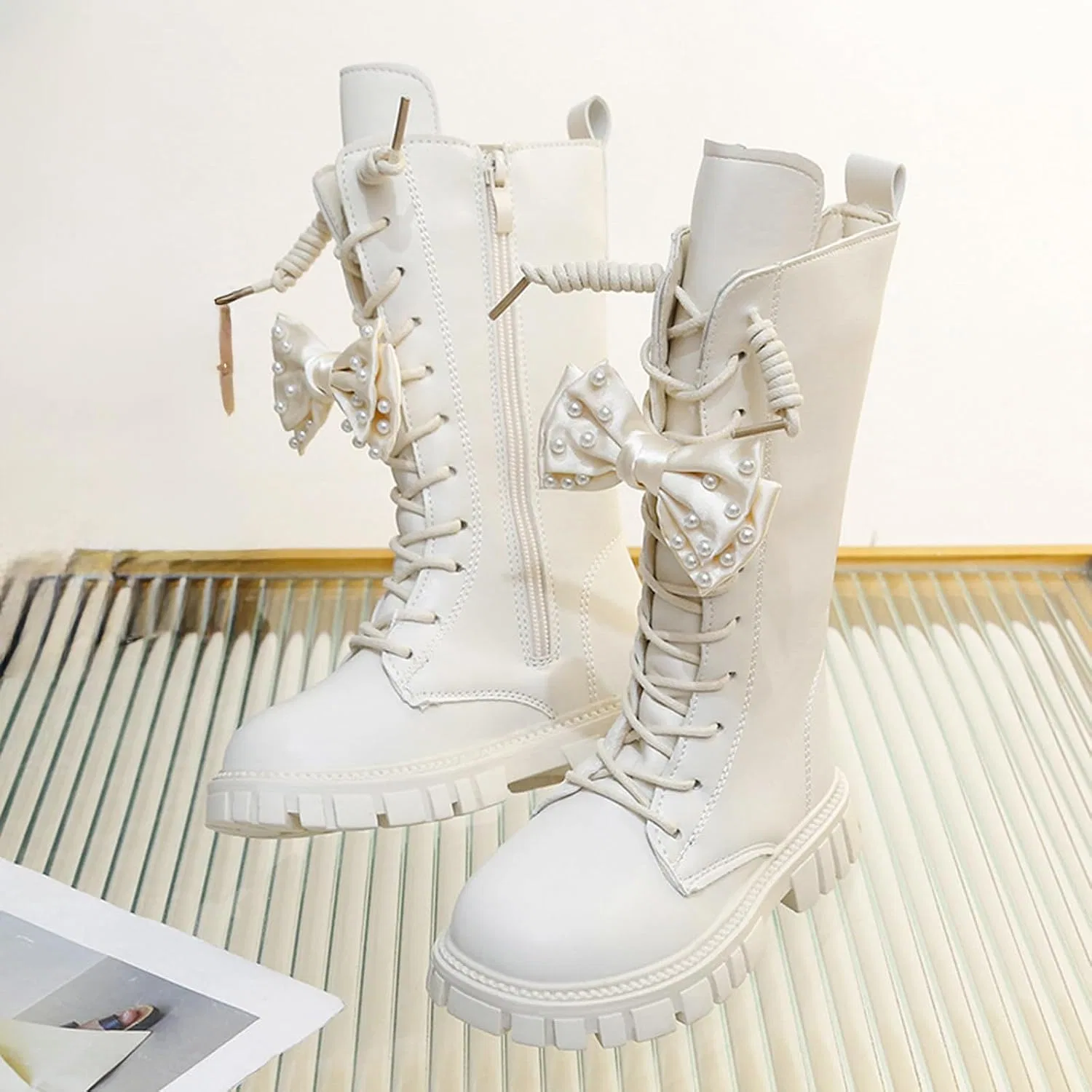 Детские ботинки для девочек с принтом и шнуровкой, модель Girls Lace Up Combat Boots, White — фото 2