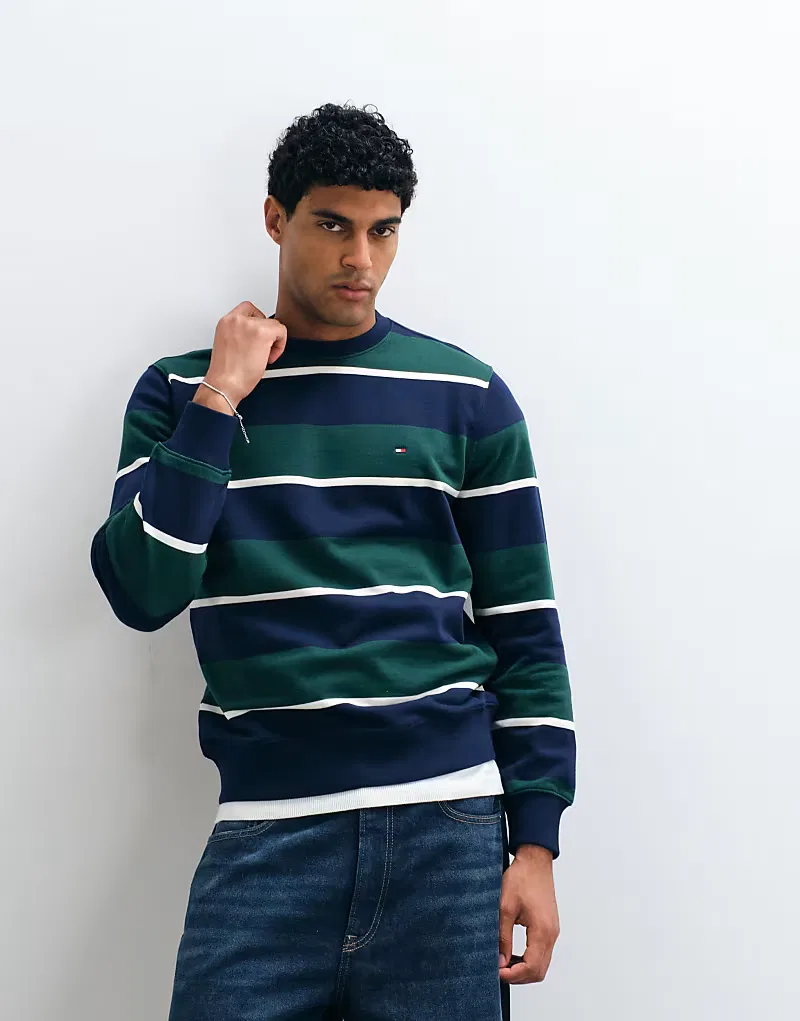 Свитшот Tommy Hilfiger с круглым вырезом и логотипом в виде флага, в сине-зеленую полоску