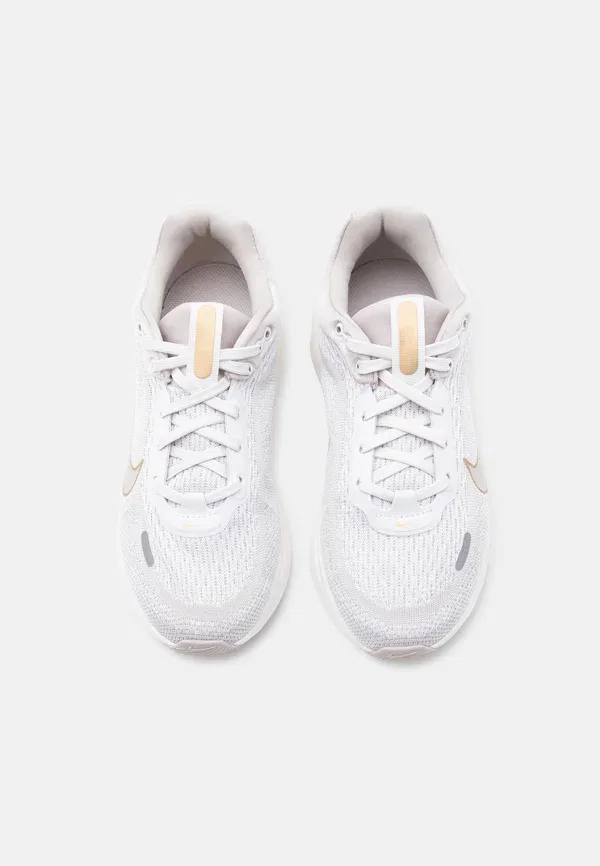 Кроссовки с максимальной амортизацией Stellar Ride Nike Performance, Phantom/Cream/Metallic Gold, кремовый — фото 4
