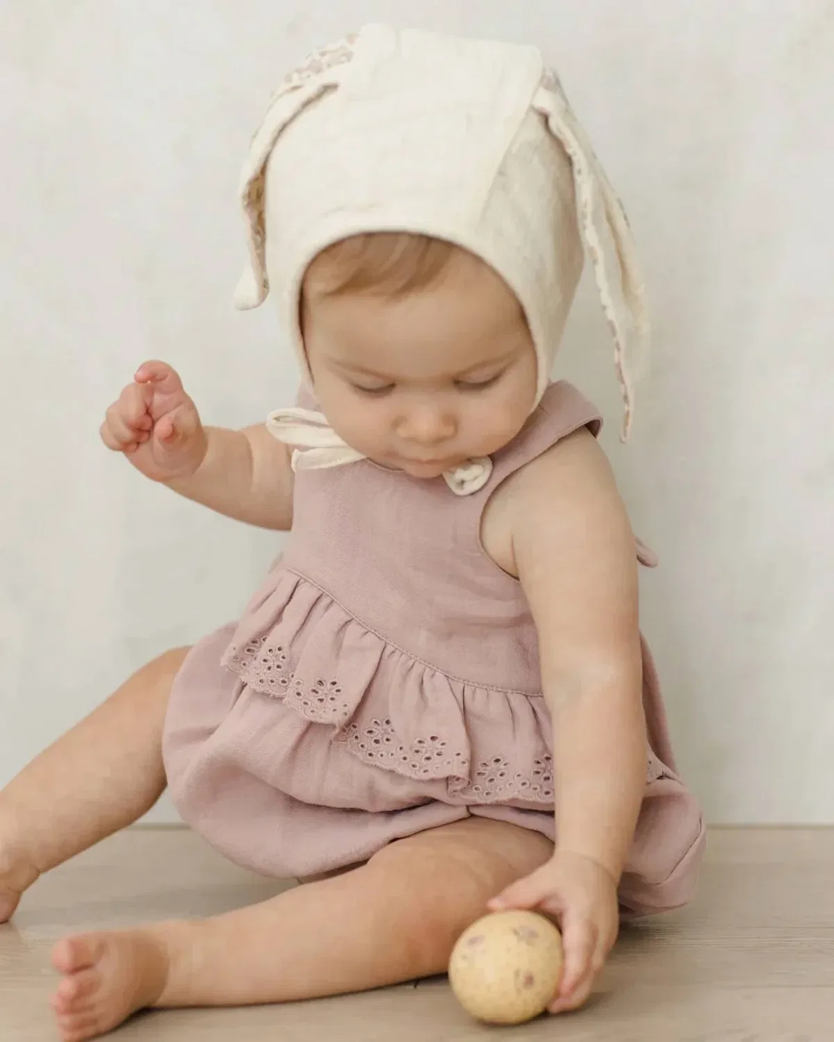 Детский боди-комбинезон для девочек с оборкой Penny Romper Quincy Mae, Mauve — фото 3