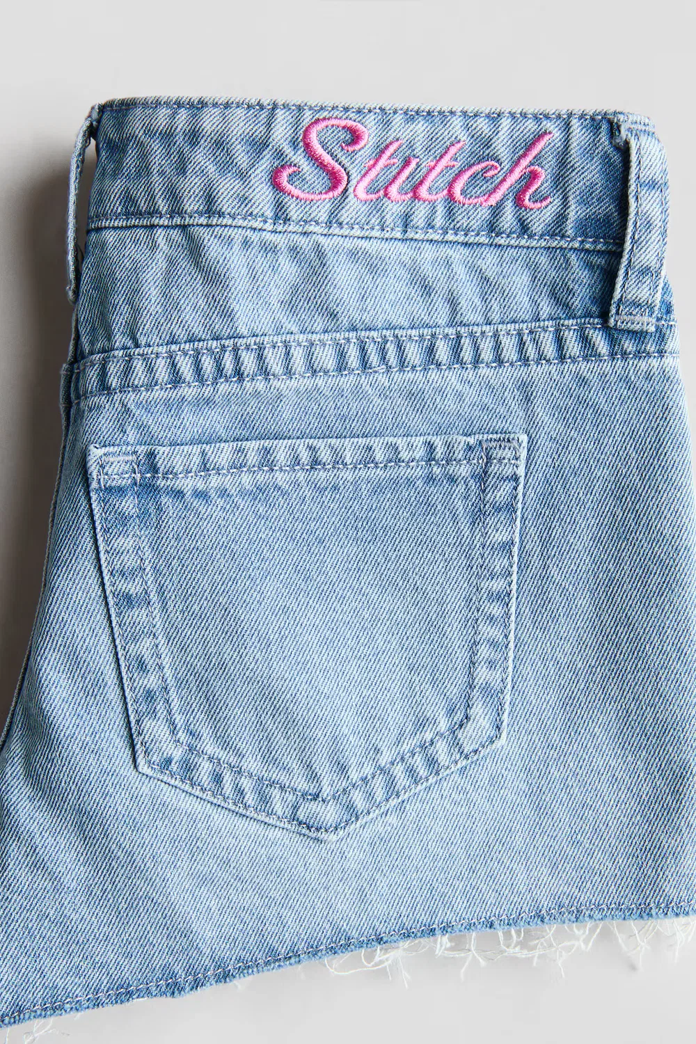 Джинсовые шорты с аппликациями H&M, Helles Denimblau/Lilo & Stitch — фото 3