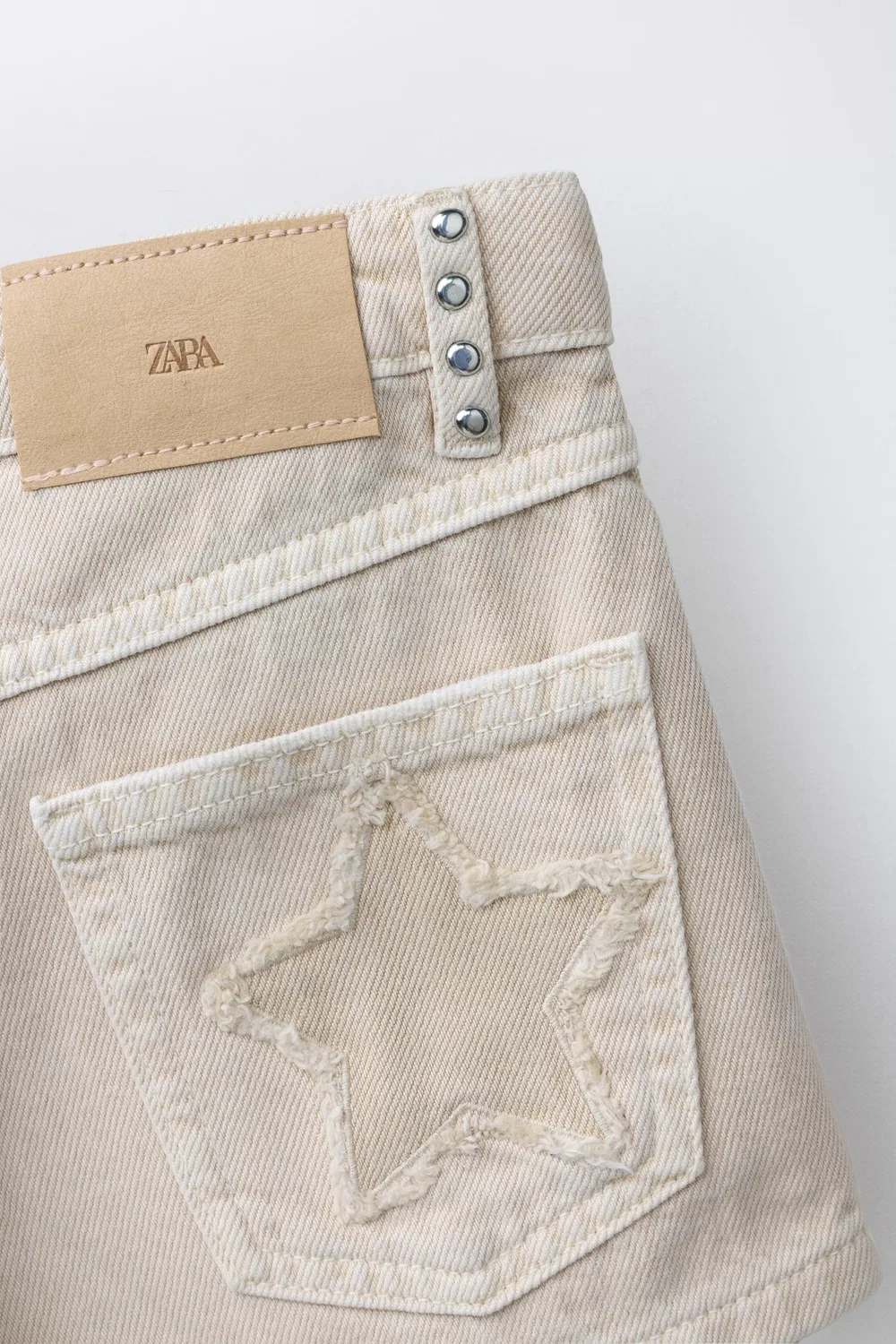 Шорты-бермуды из джинсовой ткани с заклепками и звездами ZARA, Ecru — фото 4