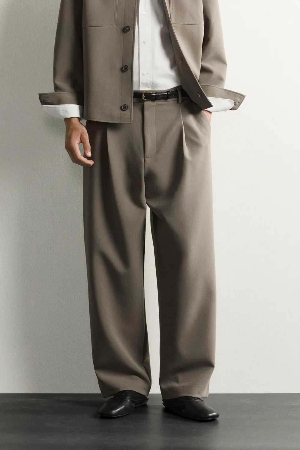 Брюки свободного кроя с декоративными складками ZARA, grau-beige — фото 2