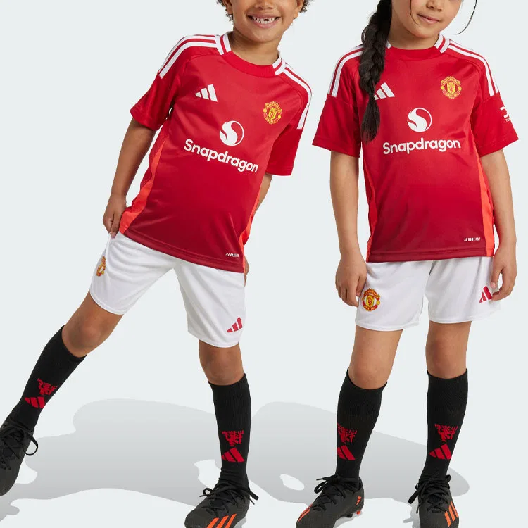 Детский спортивный комплект из футболки и шорт с принтом Manchester United 24/25 Home Adidas — фото 3