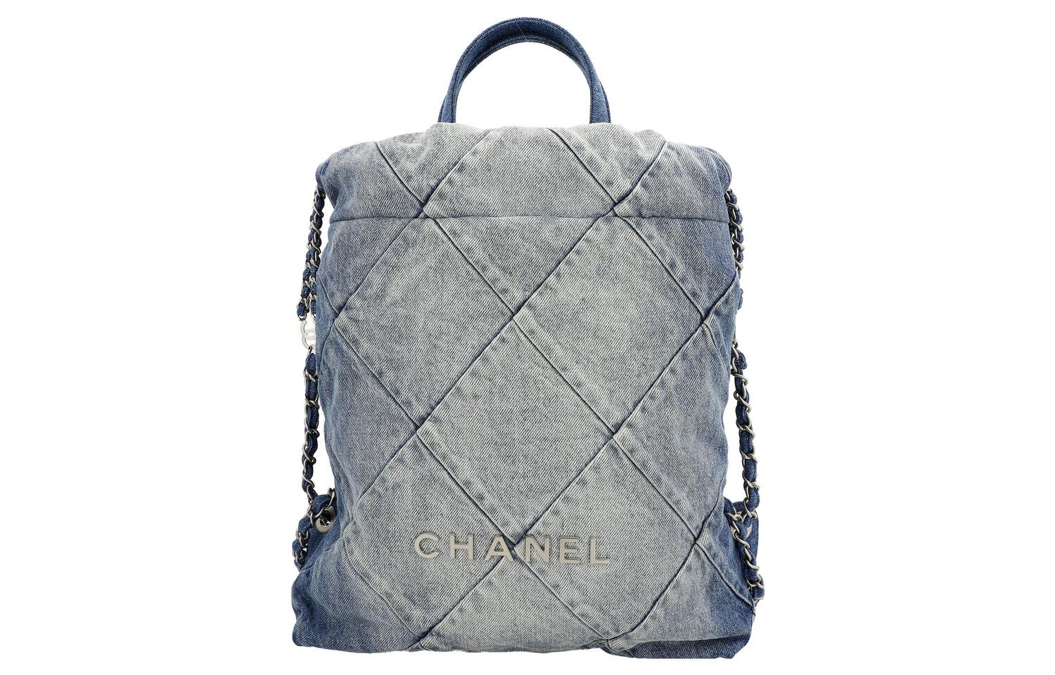 

CHANEL Сумка рюкзак из джинсовой ткани голубого цвета с серебристой металлической фурнитурой