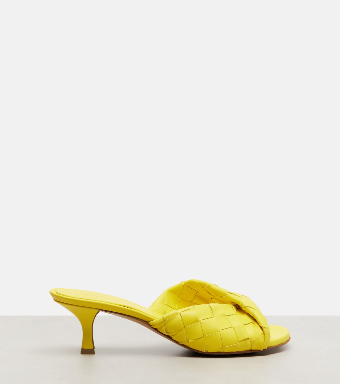 Блинк 50 мюли из кожи Intrecciato Bottega Veneta, Sulfur — фото 4