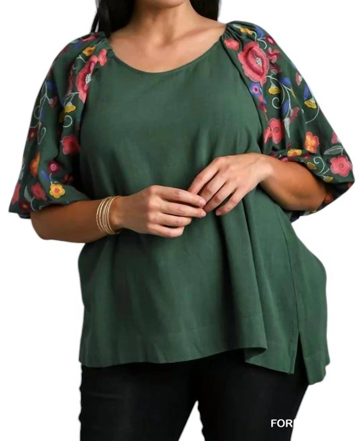 

Топ с вышитыми рукавами Plus в цвете Forest Green umgee