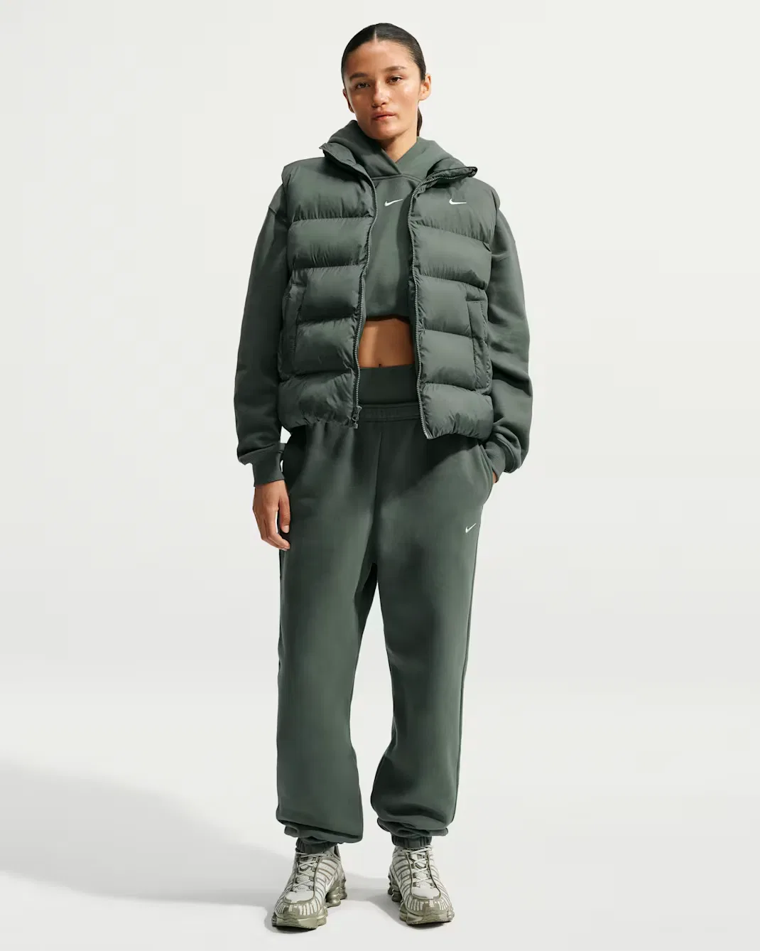 Женские брюки с высокой посадкой, свободного кроя и манжетами Nike Studio Fleece Medium Weight, Camo Green/Sail