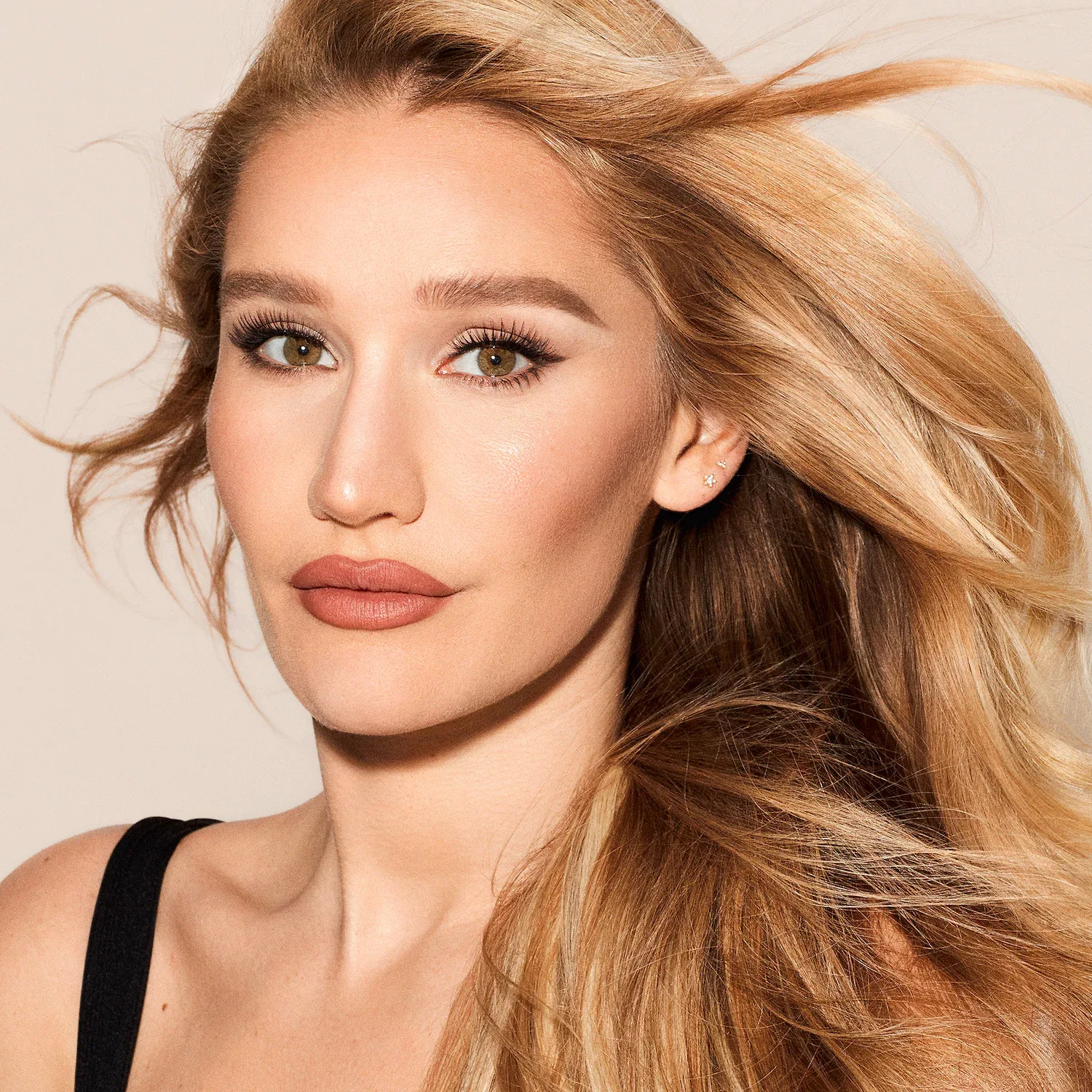 Гель для коррекции бровей Brow Fix Clear Charlotte Tilbury, Sculpting Gel — фото 4