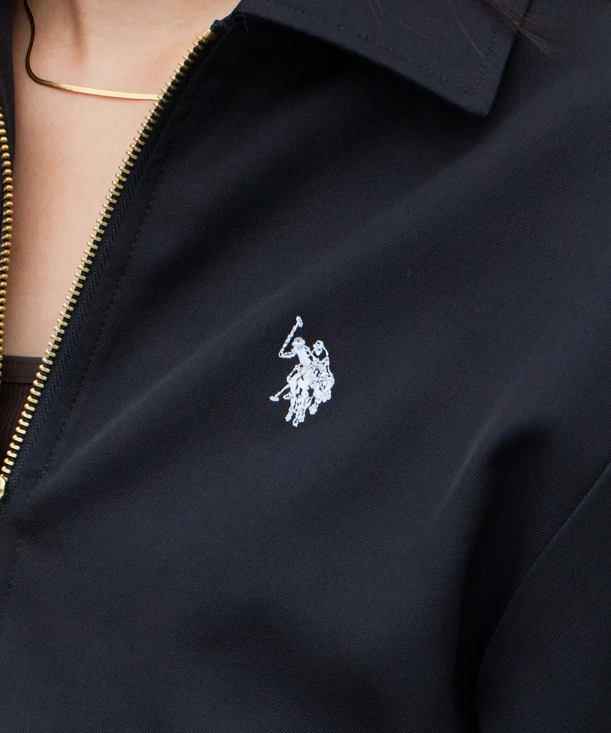 Женский укороченный бомбер с вышивкой логотипа U.S. POLO ASSN., Черный — фото 3
