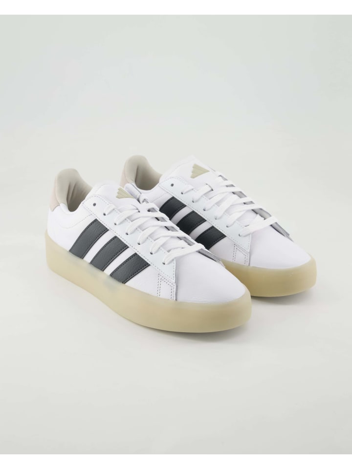 

Кроссовки на шнуровке adidas, белый