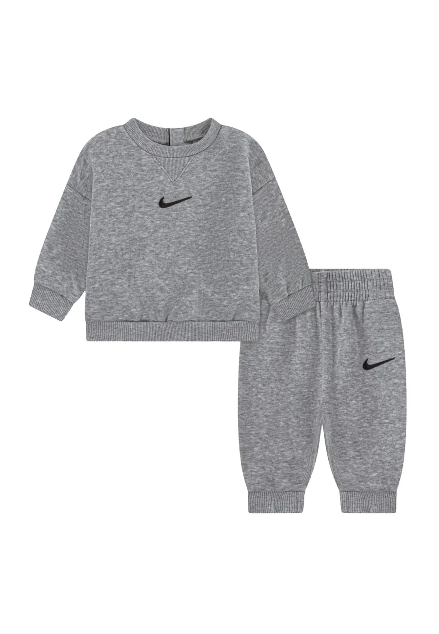 Спортивный костюм Nike Sportswear 'ESSENTIAL' в серо-пятнистом цвете
