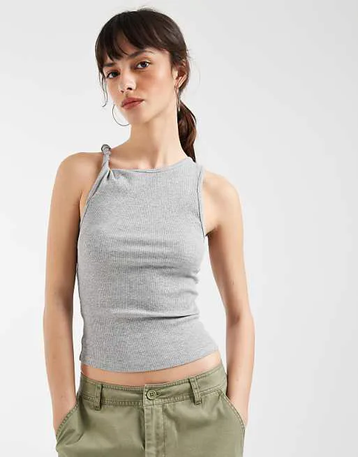 

Серая меланжевая майка с овальным вырезом и закрученными деталями ASOS DESIGN