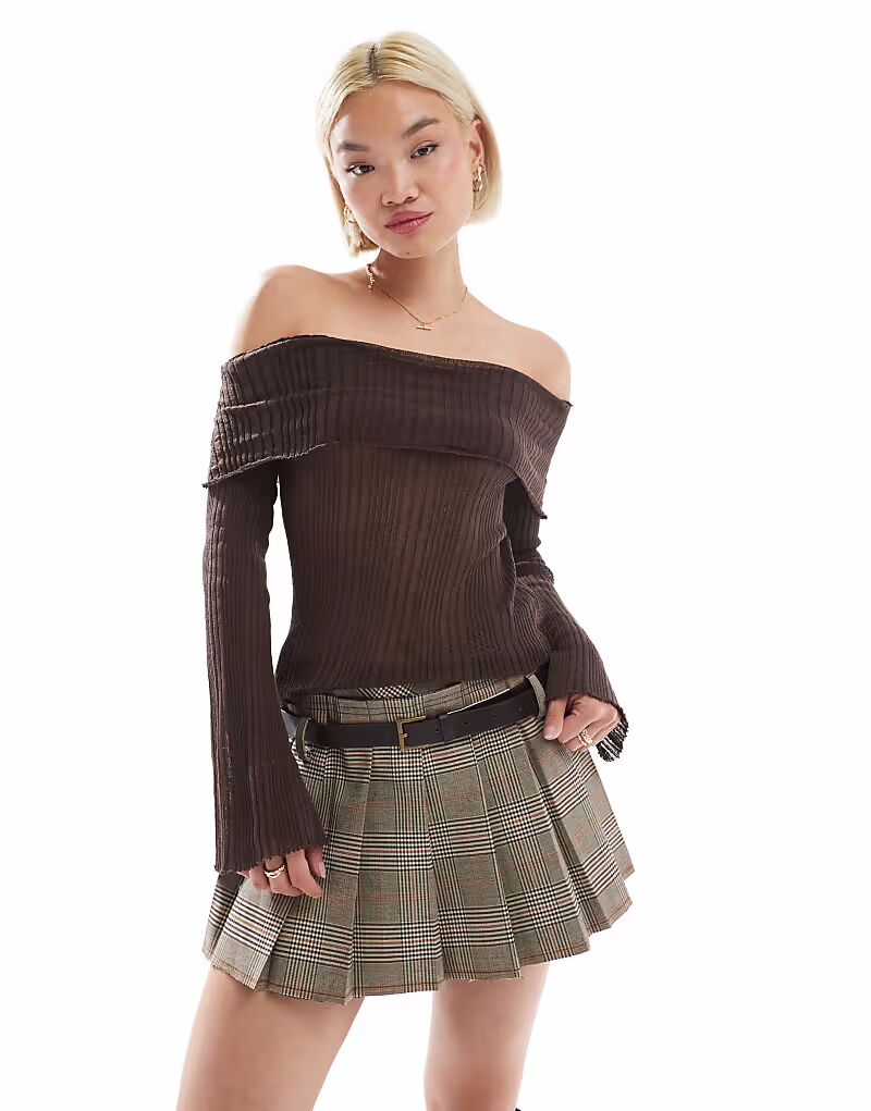 

Легкий трикотажный топ Stradivarius STR с открытыми плечами коричневого цвета