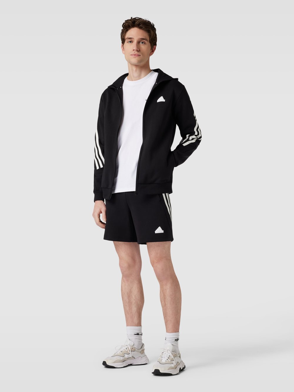 

Спортивные шорты с этикеткой ADIDAS SPORTSWEAR, черный