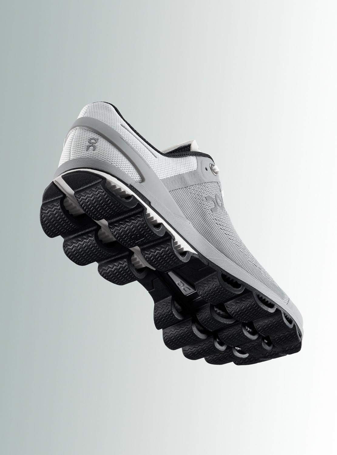 Кроссовки On Men's Cloudsurfer Sneaker, серый/черный — фото 2