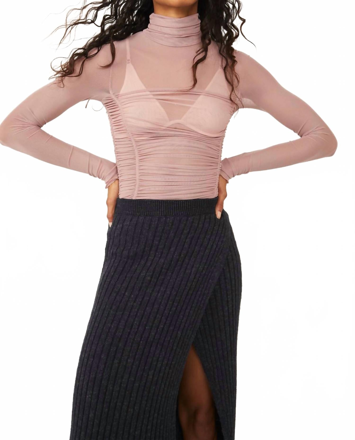 

Под всем этим лонгслив боди с высоким воротником в цвете блаш Free People, Blush
